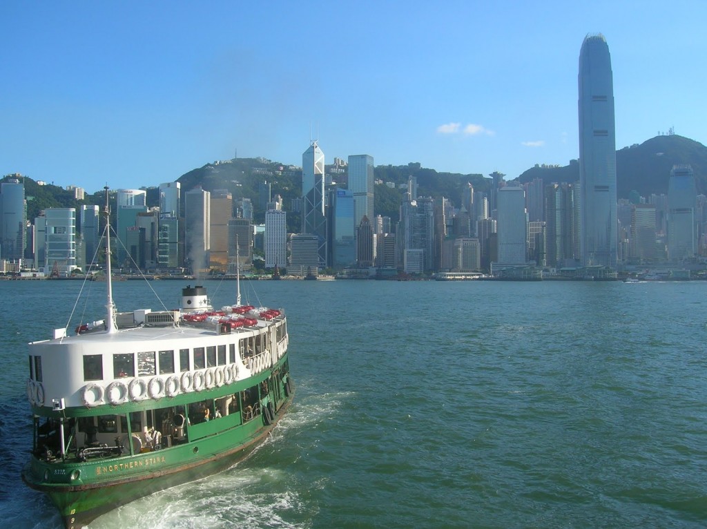 Star Ferry går regelbundet mellan Hong Kong Island och Kowloon som del av det allmänna transportsystemet